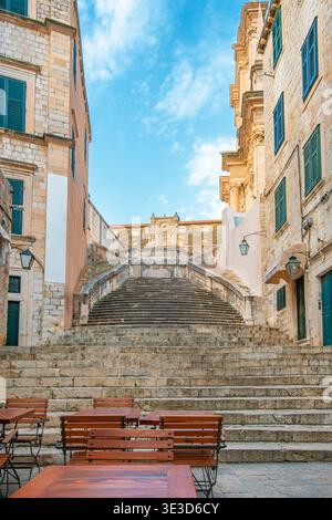 Escalier baroque en pierre dans la vieille ville de Dubrovnik, Dalmatie, Croatie, menant entre les bâtiments historiques avec des volets verts. Scène architecturale urbaine Banque D'Images