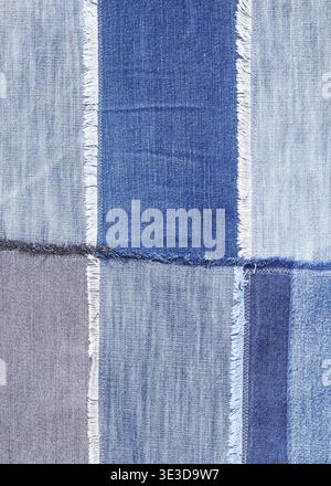 Fond textile patchwork gros plan de divers rabats en denim bleu Banque D'Images