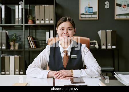 Portrait de jeune femme asiatique adulte souriant tout en travaillant au bureau de la succursale bancaire Banque D'Images