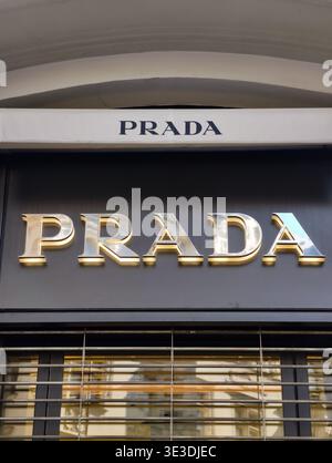Prague, République tchèque – 22 mars 2026 : façade de boutique de mode de luxe Prada avec double enseigne de marque, y compris lettrage imprimé sur auvent en toile Banque D'Images