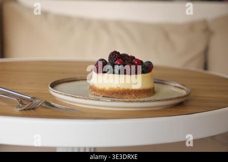 Dessert avec des baies sur une table en bois Banque D'Images