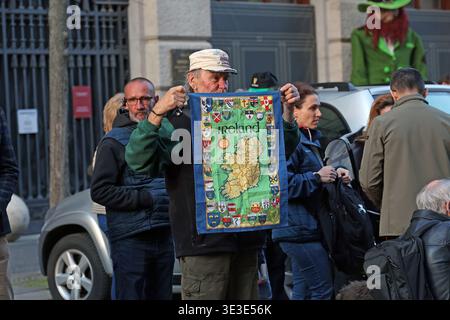 Homme âgé tenant une carte textile de l'Irlande au Festival et défilé de la Saint Patrick à Budapest, Hongrie Banque D'Images