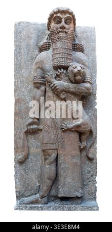 Ancien relief assyrien de Gilgamesh maîtrisant un lion isolé sur blanc Banque D'Images