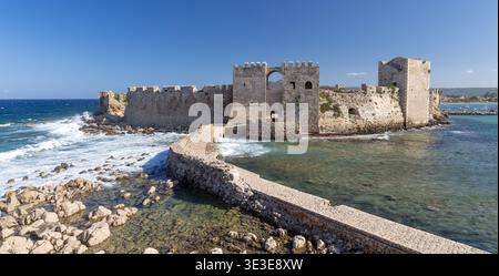 Le château vénitien médiéval de Methoni avec pont de pierre en Messénie, Grèce Banque D'Images