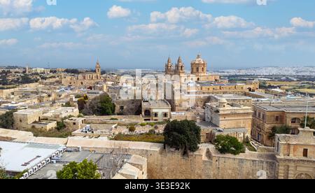 Vue aérienne par drone de la ville médiévale fortifiée de Mdina à Malte Banque D'Images