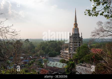 Tiger Cave Temple Complex, province de Krabi, Thaïlande – 21 février 2020 : une grande tour de temple avec une flèche dorée s'élève au-dessus des arbres. Banque D'Images