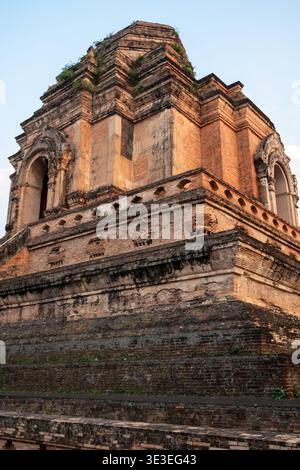 Chiang mai, Thaïlande - 3 mars 2020 : vue rapprochée du chedi de briques historique à Wat Chedi Luang, montrant la maçonnerie altérée. Banque D'Images