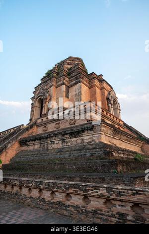 Chiang mai, Thaïlande - 3 mars 2020 : L'ancien chedi en brique (stupa) à Wat Chedi Luang s'élève au-dessus du sol du temple avec des niches voûtées. Banque D'Images