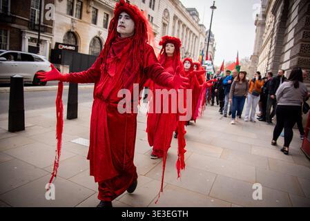 Londres, Royaume-Uni. 22 mars 2026. Manifestants vus vêtus de costumes rouges pendant le pèlerinage pour la Palestine 2026 sur la place du Parlement. Pilgrimage4Palestine est née en 2025. Dans un extraordinaire spectacle d'empathie et de résistance, Peter Oswald, poète et dramaturge du Sud-Ouest, a marché 150 miles de Bristol à London Parliament Square tout en jeûnant pour le Ramadan. Crédit : SOPA images Limited/Alamy Live News Banque D'Images