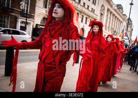 Londres, Royaume-Uni. 22 mars 2026. Manifestants vus vêtus de costumes rouges pendant le pèlerinage pour la Palestine 2026 sur la place du Parlement. Pilgrimage4Palestine est née en 2025. Dans un extraordinaire spectacle d'empathie et de résistance, Peter Oswald, poète et dramaturge du Sud-Ouest, a marché 150 miles de Bristol à London Parliament Square tout en jeûnant pour le Ramadan. Crédit : SOPA images Limited/Alamy Live News Banque D'Images