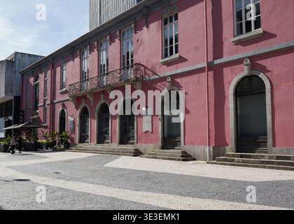 Restaurant à Braga, Portugal, avec façade rose traditionnelle avec arches en pierre Banque D'Images