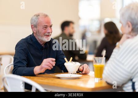 Couple senior passer du temps dans le café, rencontre romantique datant ou du temps en famille Banque D'Images