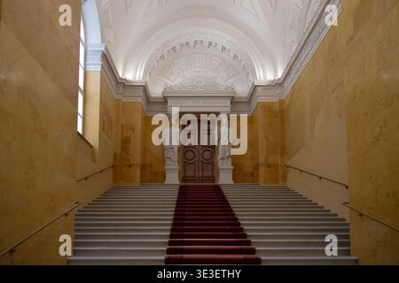 Munich, Allemagne - 30 mars 24 : vue intérieure d'un grand escalier avec tapis rouge et statues au Munich Residenz à Munich, Bavière, Allemagne. Banque D'Images