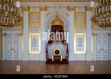 Munich, Allemagne - 30 mars 24 : vue de face d'une verrière du trône ornée et d'une chaise de cérémonie dans une salle d'état dorée du palais Munich Residenz à Munich Banque D'Images