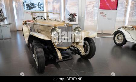 Milan, Italie - 24 mars 23 : vue rapprochée d'un roadster Alfa Romeo classique à toit ouvert exposé au Museo Alfa Romeo à Arese, Lombardie, Italie. Banque D'Images