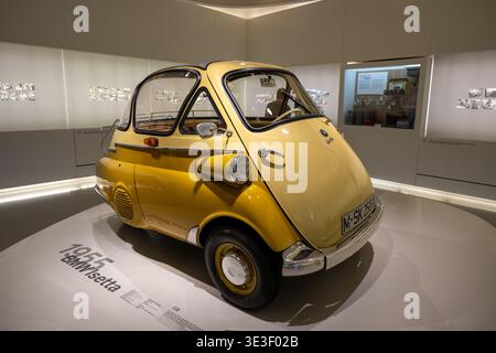 Munich, Allemagne - 29 mars 24 : la microvoiture BMW Isetta jaune est exposée au BMW Museum de Munich, en Allemagne, un point de repère de la conception de la mobilité urbaine d'après-guerre. Banque D'Images