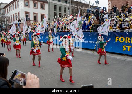 Mayence, Allemagne - 10 février 24 : des femmes portant des uniformes de carnaval verts et rouges portent des drapeaux lors d'un défilé de rue Fasching à Mayence, Rhénanie-Palatinat, Germa Banque D'Images