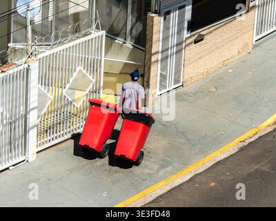 Marilia, SP, Brésil, 16 mars 2026. Une prise de vue en grand angle capture un concierge de condominium effectuant ses tâches quotidiennes à Marília, dans l'État de São Paulo. Le mal Banque D'Images