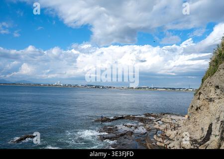 Baie de Sagami sur la côte de Shonan vue depuis l'île d'Enoshima - Fujisawa, Kanagawa, Japon - 10 novembre 2025 Banque D'Images