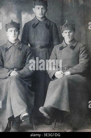 Russie, 1931. Trois hommes en uniforme militaire posent pour une photographie. Tous les trois portent des chapeaux Budenovka. Banque D'Images