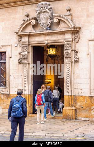 Les gens sur le chemin de l'entrée de la mairie de Palma de Majorque Banque D'Images