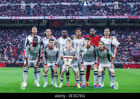 Les joueurs de l'AC Milan s'alignent lors de la Serie A 2025/26 entre l'AC Milan et le Torino FC au stade San Siro de Milan Banque D'Images