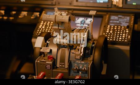 Tableau de bord du panneau de commande avec poignée ou levier pour accélérer le moteur et décoller avec un avion. Boutons d'alimentation et interrupteur dans le cockpit pour commander la navigation, voler sur le radar. Gros plan. Banque D'Images