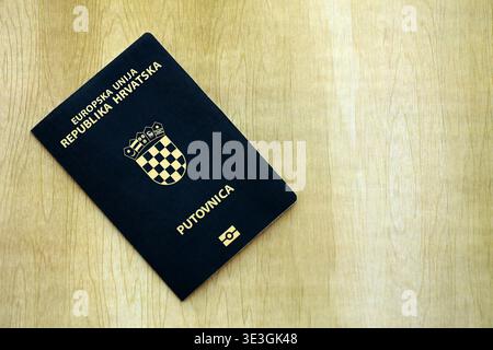 Passeport croate sur la table de près. Carnet officiel de documents d'identité pour les citoyens de Croatie. Concept de voyage et de tourisme en Croatie Banque D'Images
