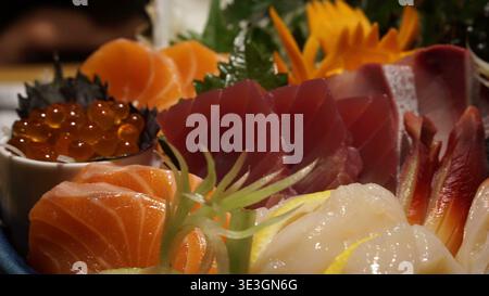 Plateau de sashimi frais avec thon saumon et noix de Saint-Jacques en vue rapprochée Banque D'Images