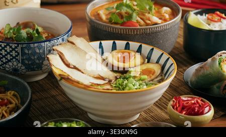 Bol de ramen japonais authentique avec œufs durs et tranches de porc Banque D'Images