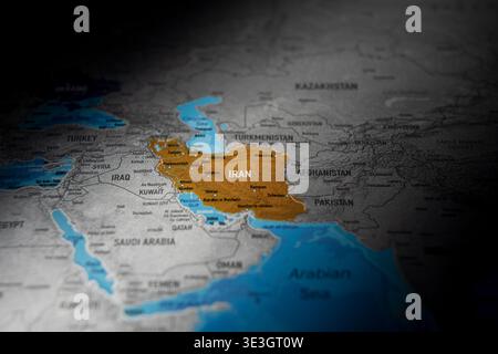 Vue en grand angle d'une carte du monde avec l'Iran surligné en orange, représentant la géopolitique du moyen-Orient, les frontières régionales et le territoire international an Banque D'Images