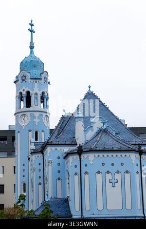 Vue sur l'église de la nouvelle Elizabeth, également connue sous le nom d'église bleue, se distingue par sa façade bleue unique contre un ciel sourd, Bratislava, Bratislava Banque D'Images