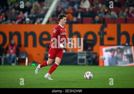 Football, hommes, saison 2025/2026, FC Augsburg - VFB Stuttgart, Bundesliga [Bundesliga], WWK Arena Angelo Stiller (VFB Stuttgart) avec ballon en mouvement les règlements DFL / DFB interdisent toute utilisation de photographies comme séquences d'images et/ou quasi-vidéo Banque D'Images