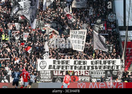 Bundesliga [Bundesliga] - FSV FSV Mainz 05 - Eintracht Frankfurt am 22.03.2026 in der MEWA Arena in Mainz Die fans [supporters] von Eintracht Frankfurt im Gästeblock mit Schwenkfahnen und einem Banner/Spruchband/transparent - Ehre der Gruppe Aufenthaltsverbot Foto : osnapix/Marcus Hirnschal DFB REGLEMENT interdit toute utilisation de photographies comme séquences d'images et/ou quasi-vidéo Banque D'Images