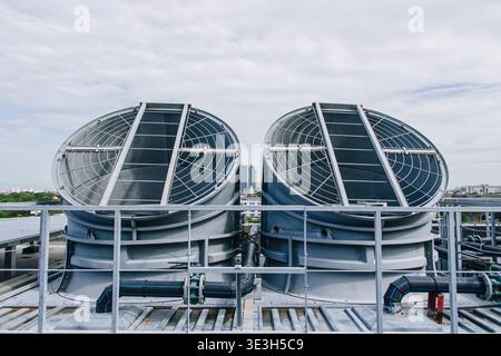 Refroidisseurs d'air HVAC sur les unités de toit. Climatiseur pour le bâtiment moderne de grande industrie, système de tour de refroidissement d'air. Banque D'Images