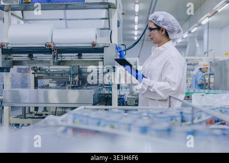 L'inspecteur d'hygiène certifie le travail d'agent de substance dans le laboratoire d'usine de science. personnes dans l'inspecteur de processus de production de médicaments pharmaceutiques. Banque D'Images