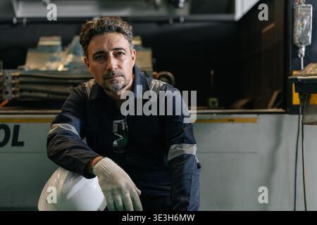 Ingénieur senior professionnel homme, mature principal superviseur portrait de travailleur dans le lieu de travail se détendre dans l'usine de métaux de l'industrie lourde Banque D'Images
