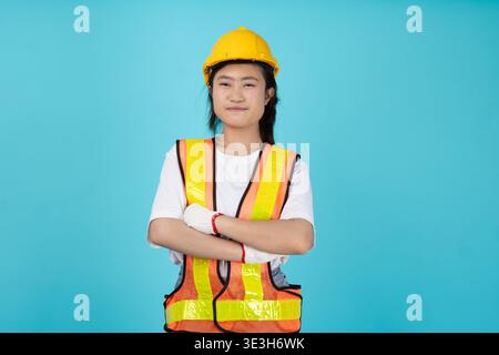 Ingénieur portrait femme Smart Confidence Arms pliés Asian Young Teen portant gilet réfléchissant de sécurité modèle de studio isolé Banque D'Images