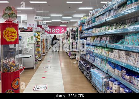 Une femme fait ses courses dans un magasin Daiso de 100 yens à Shinjuku, alors que le détaillant à prix réduits japonais continue d’étendre sa présence mondiale dans un contexte de forte popularité à l’étranger. Connu pour sa large gamme d'articles ménagers abordables, Daiso offre des produits comprenant des ustensiles de cuisine, vaisselle, papeterie, cosmétiques, fournitures de nettoyage, articles de stockage, outils de jardinage, collations et produits saisonniers, attirant les clients avec sa variété et ses prix bas. La société exploite des milliers de magasins à travers le monde en Asie, en Amérique du Nord, en Europe et au moyen-Orient, ce qui en fait l’une des marques de vente au détail les plus reconnaissables du Japon à l’étranger. Banque D'Images