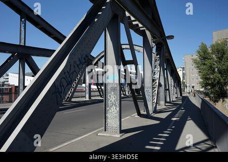 Swinemünder Brücke, pont historique en treillis métallique avec poutres rivetées, graffiti et circulation routière, mariage, Berlin, Allemagne, août 2018. Banque D'Images