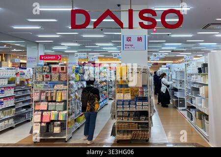 Une femme fait ses courses dans un magasin Daiso de 100 yens à Shinjuku, alors que le détaillant à prix réduits japonais continue d’étendre sa présence mondiale dans un contexte de forte popularité à l’étranger. Connu pour sa large gamme d'articles ménagers abordables, Daiso offre des produits comprenant des ustensiles de cuisine, vaisselle, papeterie, cosmétiques, fournitures de nettoyage, articles de stockage, outils de jardinage, collations et produits saisonniers, attirant les clients avec sa variété et ses prix bas. La société exploite des milliers de magasins à travers le monde en Asie, en Amérique du Nord, en Europe et au moyen-Orient, ce qui en fait l'une des marques de vente au détail les plus reconnaissables du Japon à l'étranger. (P Banque D'Images