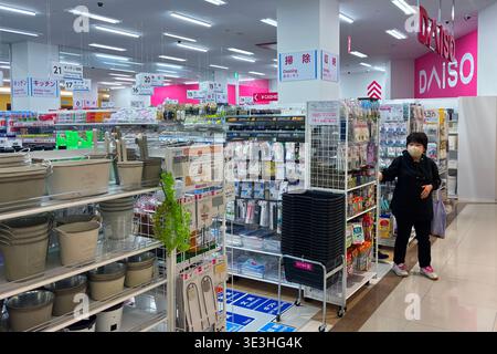 Une femme fait ses courses dans un magasin Daiso de 100 yens à Shinjuku, alors que le détaillant à prix réduits japonais continue d’étendre sa présence mondiale dans un contexte de forte popularité à l’étranger. Connu pour sa large gamme d'articles ménagers abordables, Daiso offre des produits comprenant des ustensiles de cuisine, vaisselle, papeterie, cosmétiques, fournitures de nettoyage, articles de stockage, outils de jardinage, collations et produits saisonniers, attirant les clients avec sa variété et ses prix bas. La société exploite des milliers de magasins à travers le monde en Asie, en Amérique du Nord, en Europe et au moyen-Orient, ce qui en fait l'une des marques de vente au détail les plus reconnaissables du Japon à l'étranger. (P Banque D'Images