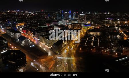 Vue nocturne du centre-ville de Tallinn par drone avec gratte-ciel illuminé et circulation Banque D'Images
