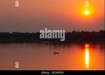 Canot de dugout sur la rivière Luangwa au coucher du soleil, South Luangwa National Park, Zambie Banque D'Images