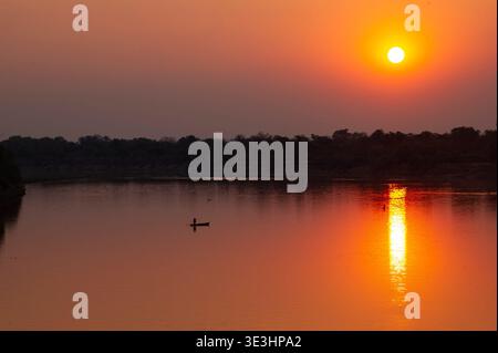Canot de dugout sur la rivière Luangwa au coucher du soleil, South Luangwa National Park, Zambie Banque D'Images