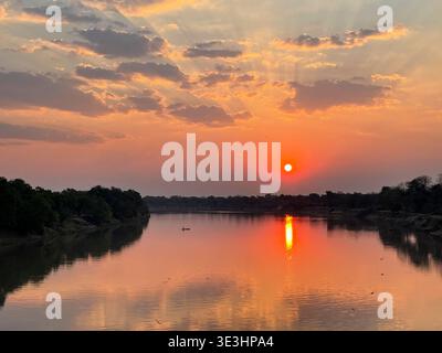 Canot de dugout sur la rivière Luangwa au coucher du soleil, South Luangwa National Park, Zambie Banque D'Images
