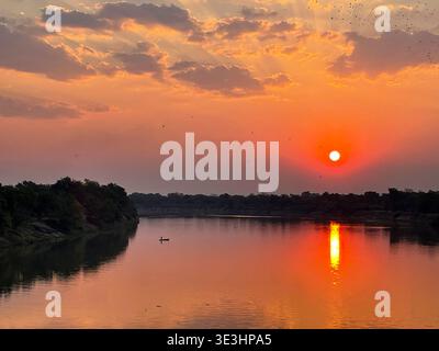 Canot de dugout sur la rivière Luangwa au coucher du soleil, South Luangwa National Park, Zambie Banque D'Images