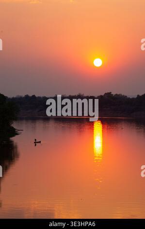 Canot de dugout sur la rivière Luangwa au coucher du soleil, South Luangwa National Park, Zambie Banque D'Images