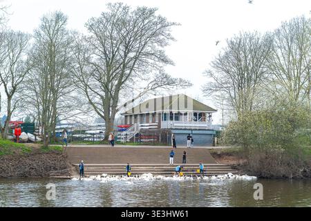 Vue rapprochée d'un sanctuaire des cygnes, pas de pêche, pas de signe de pêche magnétique, sur un poteau en fonte sur la rivière Severn à Worcester, surplombant un troupeau de SW Banque D'Images