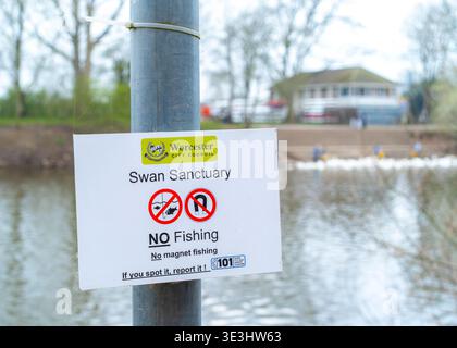 Vue rapprochée d'un sanctuaire des cygnes, pas de pêche, pas de signe de pêche magnétique, sur un poteau en fonte sur la rivière Severn à Worcester, surplombant un troupeau de SW Banque D'Images